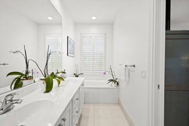 Beautiful Townhome in the center of Palm Beach Gardens with easy - photo 20