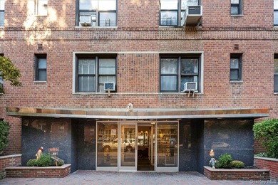 The Versailles a move-in ready 1 bedroom/1 bathroom Co-op in the - photo 21