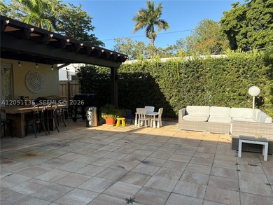Nestled in one of Hollywood's most desirable neighborhoods, this - photo 23