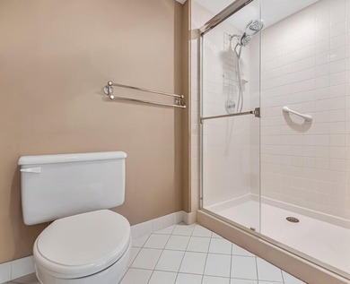 Overlooking the redesigned Via Mizner Golf Course, this spacious - photo 25