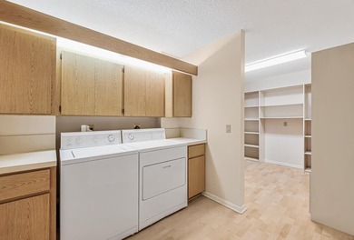 Overlooking the redesigned Via Mizner Golf Course, this spacious - photo 29