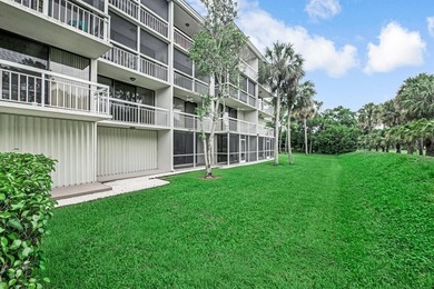 Overlooking the redesigned Via Mizner Golf Course, this spacious - photo 35