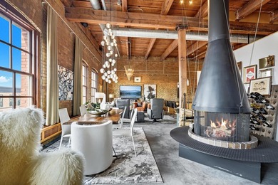 Originally built in 1900, this Historical North Loop Loft - photo 7