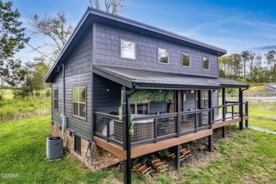 Welcome to this beautifully crafted 2-bedroom, 1-bath cabin - photo 2
