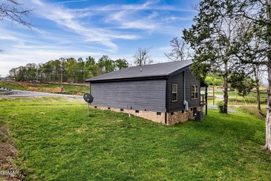 Welcome to this beautifully crafted 2-bedroom, 1-bath cabin - photo 4