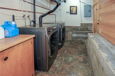Mountain charm meets modern comfort in this well-maintained - photo 36