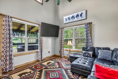 Welcome to this beautifully crafted 2-bedroom, 1-bath cabin - photo 9