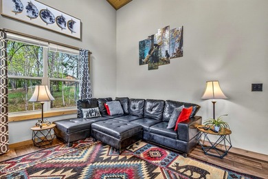 Welcome to this beautifully crafted 2-bedroom, 1-bath cabin - photo 10