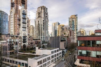 Welcome to this exquisitely renovated 2 bed, 2 bath residence in - photo 28
