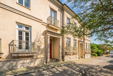 A sophisticated and luxurious townhouse-style condominium - photo 1
