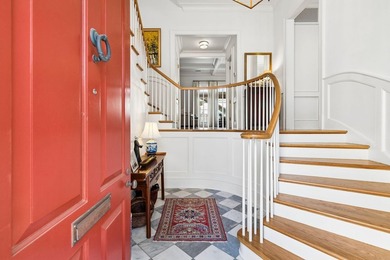 A sophisticated and luxurious townhouse-style condominium - photo 4