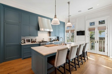 A sophisticated and luxurious townhouse-style condominium - photo 6