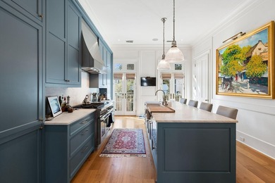 A sophisticated and luxurious townhouse-style condominium - photo 8