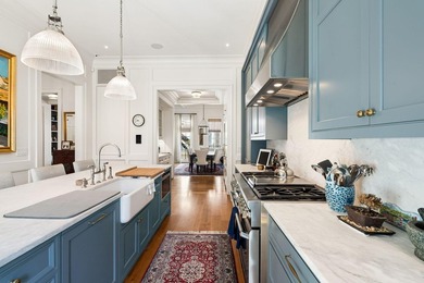 A sophisticated and luxurious townhouse-style condominium - photo 10