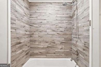 Welcome home to this beautifully renovated 3-bedroom, 2-bathroom - photo 31