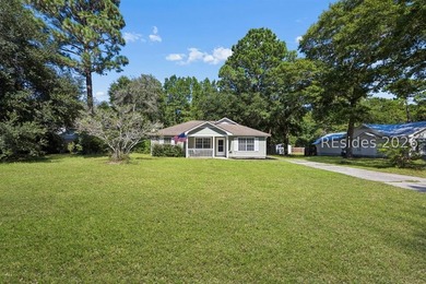 Tucked back on a quiet Lady's Island street, 16 Robin Way is a - photo 2