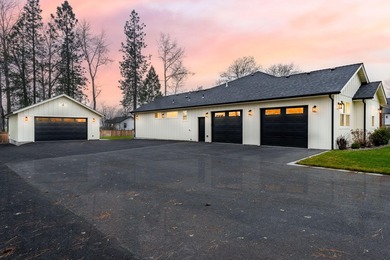 Rare single-level living on nearly an acre inside Grants Pass - photo 3