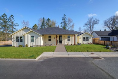 Rare single-level living on nearly an acre inside Grants Pass - photo 5