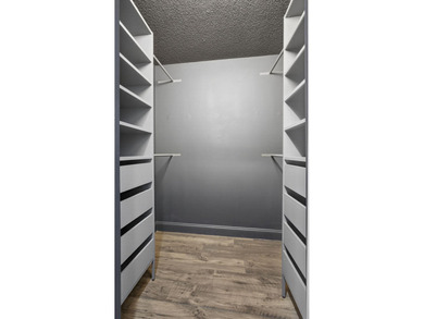 Spacious townhouse with Brand New Roof, newer plumbing, and new - photo 20