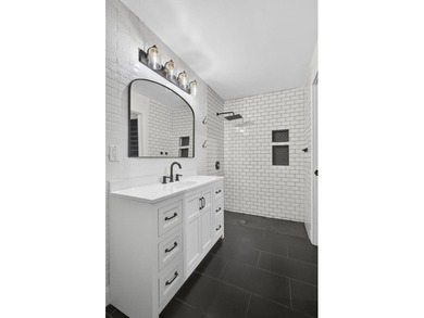 Spacious townhouse with Brand New Roof, newer plumbing, and new - photo 23