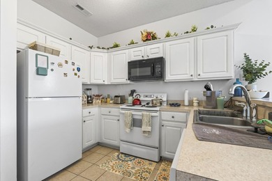 Welcome to this beautiful 2-bedroom, 2-bathroom top-floor end - photo 8