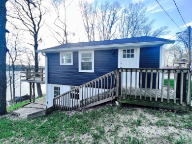 Lake Freeman cottage with a view! This 2 bedroom 1 bathroom - Lake Home For Sale in Monticello, Indiana