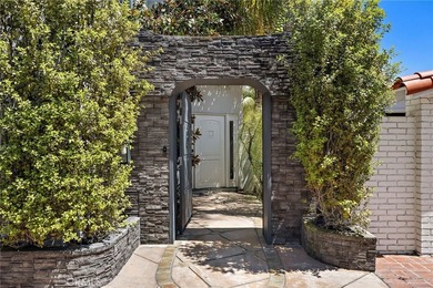 Welcome to modern, resort-style living on Lido Isle. Extensively - photo 3