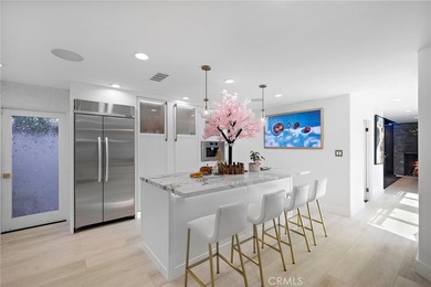 Welcome to modern, resort-style living on Lido Isle. Extensively - photo 7