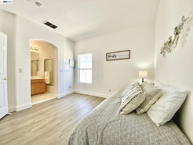 Luxury Tri-Level Townhouse-Style Condo in Milpitas Parc Metro. 3 - photo 22