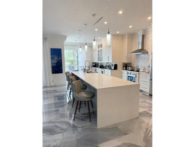 Bright and airy LAKEFRONT residence extensively redesigned with - photo 28