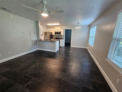 Enjoy easy access with First-Floor convenience in Regency Park - photo 7