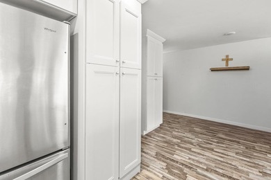 Beautifully updated waterfront 1-bedroom, 1-bath residence in - photo 4