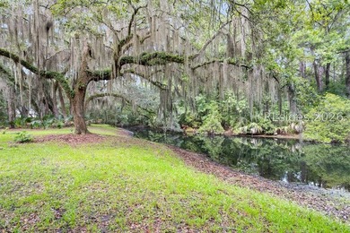 Welcome to 3 Wood Duck Court, a gracious island residence tucked - photo 2
