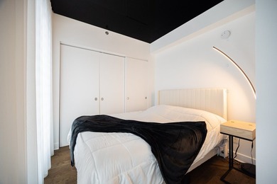 Stunning 1-bedroom, 1-bathroom condo located in the prestigious - photo 9