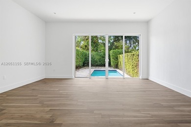 Gorgeous and spacious 3 bed and 3.5 bath townhouse with pool - photo 12
