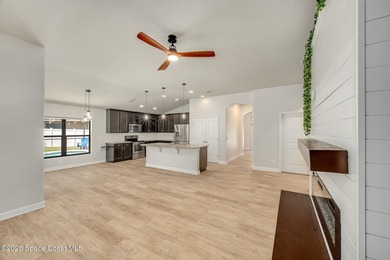 Beautiful 2017 concrete block home with attractive stucco and - photo 17