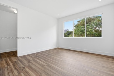 Gorgeous and spacious 3 bed and 3.5 bath townhouse with pool - photo 22