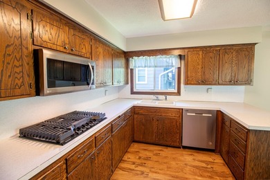 Welcome to this west-facing, move-in-ready split-entry home - photo 7