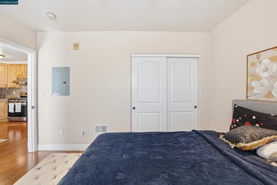 Effortless city living in this cute, bright, turn-key condo