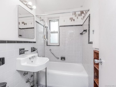 Bring your vision and creativity to this charming studio located - photo 6