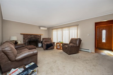Large cape, 3 bedrooms, 2 full baths, Living room with fireplace - photo 2