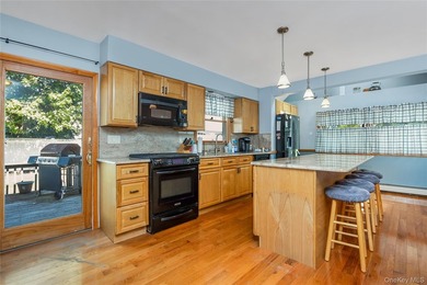 Large cape, 3 bedrooms, 2 full baths, Living room with fireplace - photo 6