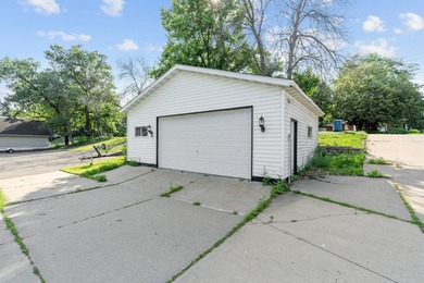 Beautifully rehabbed 3-bedroom, 1-bath home with a detached - photo 10