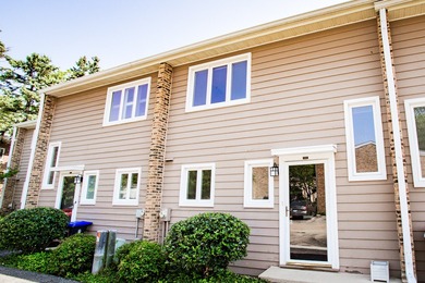 (private lake, pond, creek) Townhome/Townhouse Active Under Contract in Glencoe Illinois