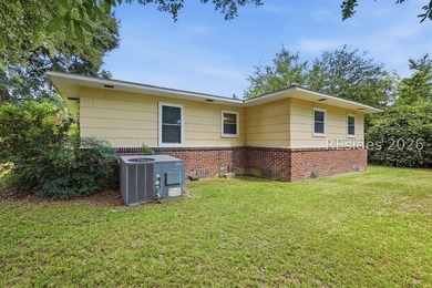 This 1,220-square-foot home in Beaufort offers a rare - photo 21