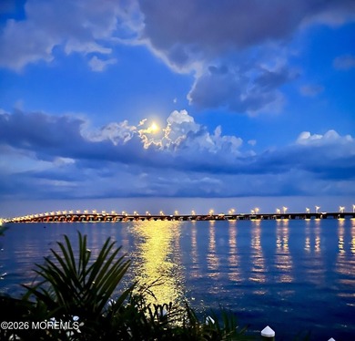 Wake up to refreshing bay breezes, and unwind with stunning - photo 5