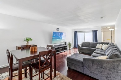 Bright and beautifully maintained townhome in the heart of - photo 1