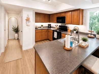 Welcome to easy coastal living at 6 Masters Court, where comfort - photo 2