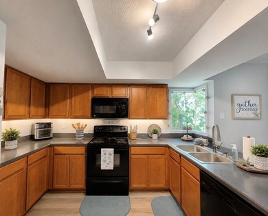 Welcome to easy coastal living at 6 Masters Court, where comfort - photo 5