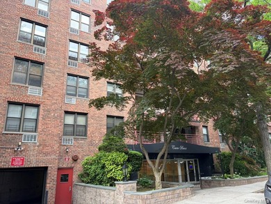 Welcome to The Douglaston Townhouse! This renovated and updated - photo 15